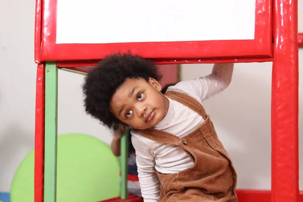 Neşeli Çocuk Kıvırcık Saçlı Afrikalı Amerikalı Çocuk Oyun Alanında Eğleniyor — Stok fotoğraf