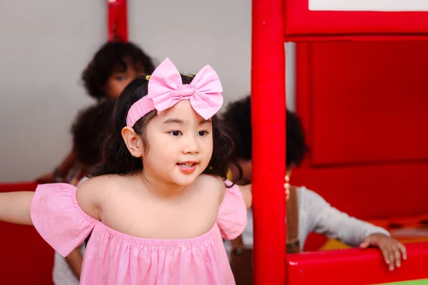 Joyeux Enfant Joyeux Fille Asiatique Mignonne Amuser Sur Aire Jeux — Photo
