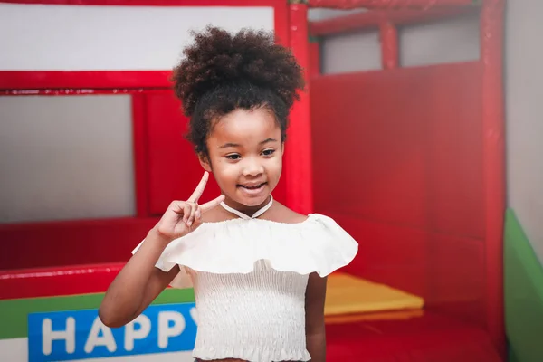 Gülümseyen Kıvırcık Saçlı Güzel Afrikalı Amerikalı Kızın Portresi Oyun Alanında — Stok fotoğraf