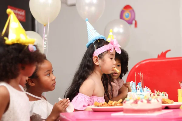 Mutlu Yıllar Bir Grup Sevimli Çocuk Doğum Günü Partisini Kutluyor — Stok fotoğraf