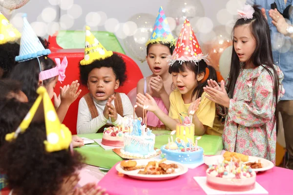 Feliz Fiesta Cumpleaños Grupo Niños Adorables Celebran Fiesta Cumpleaños Juntos —  Fotos de Stock