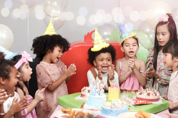 Gelukkige Verjaardag Feest Evenement Groep Schattige Kinderen Vieren Samen Verjaardagsfeest — Stockfoto