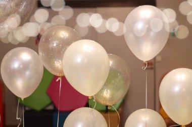 Partide beyaz balonlar, tatil için balonlarla bir oda dekore etmek ya da doğum günü partisi etkinliği. 