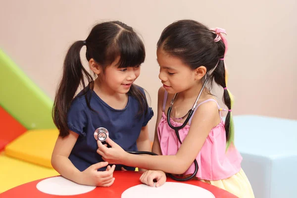 Ragazzo Adorabile Che Finge Essere Medico Che Gioca Fare Stetoscopio — Foto Stock