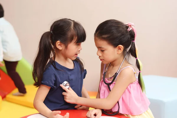 Ragazzo Adorabile Che Finge Essere Medico Che Gioca Fare Stetoscopio — Foto Stock