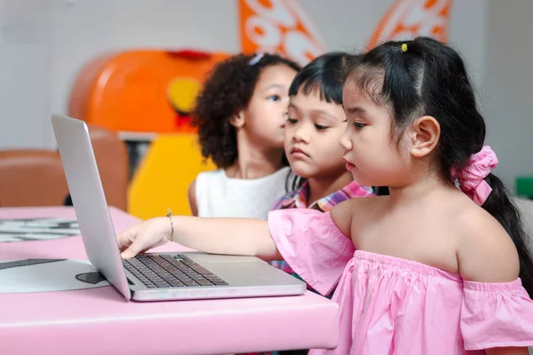 Bambini Con Computer Portatile Istruzione Online Distanza Casa Nuova Generazione — Foto Stock
