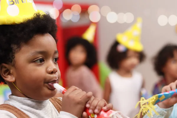 Feliz Fiesta Cumpleaños Adorable Niño Afroamericano Con Sombrero Cumpleaños Rizado —  Fotos de Stock