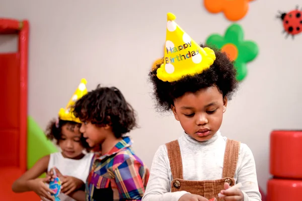 Doğum Günün Kutlu Olsun Kıvırcık Şapkalı Sevimli Afrikalı Amerikalı Çocuk — Stok fotoğraf