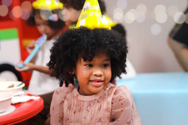 Doğum Günün Kutlu Olsun Kıvırcık Şapkalı Sevimli Afrikalı Amerikalı Kız — Stok fotoğraf