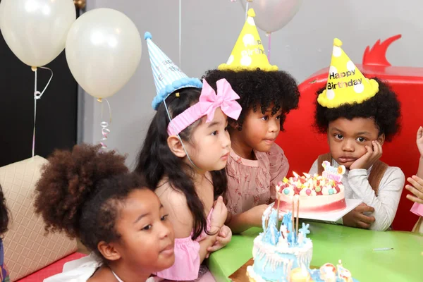 Mutlu Yıllar Bir Grup Sevimli Çocuk Doğum Günü Partisini Kutluyor — Stok fotoğraf
