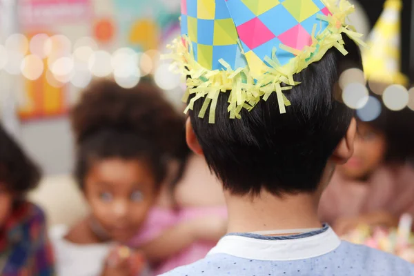 Joyeux Anniversaire Adorable Garçon Portant Chapeau Anniversaire Les Enfants Célèbrent — Photo