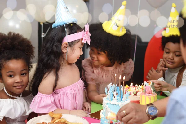 Feliz Fiesta Cumpleaños Grupo Niños Adorables Celebran Fiesta Cumpleaños Juntos —  Fotos de Stock