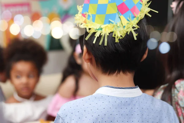 Joyeux Anniversaire Adorable Garçon Portant Chapeau Anniversaire Les Enfants Célèbrent — Photo