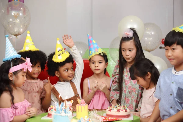 Feliz Fiesta Cumpleaños Grupo Niños Adorables Celebran Fiesta Cumpleaños Juntos —  Fotos de Stock