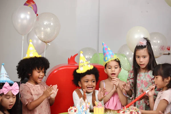 Buon Compleanno Gruppo Adorabili Bambini Festeggiano Insieme Festa Compleanno Bambini — Foto Stock