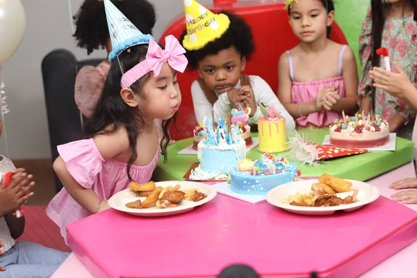 Feliz Fiesta Cumpleaños Grupo Niños Adorables Celebran Fiesta Cumpleaños Juntos —  Fotos de Stock