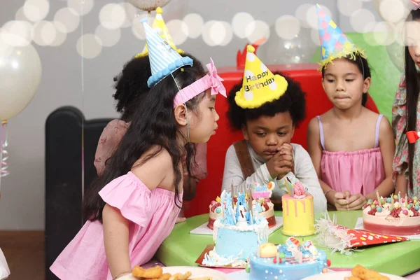 Feliz Fiesta Cumpleaños Grupo Niños Adorables Celebran Fiesta Cumpleaños Juntos —  Fotos de Stock