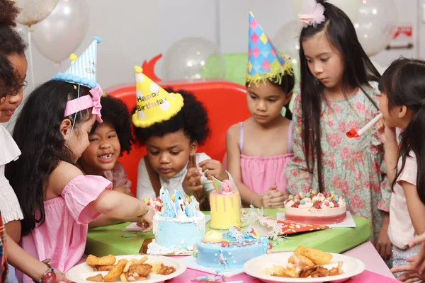 Χαρούμενα Γενέθλια Ομάδα Αξιολάτρευτων Παιδιών Γιορτάζουν Γενέθλια Τους Μαζί Χαρούμενα — Φωτογραφία Αρχείου
