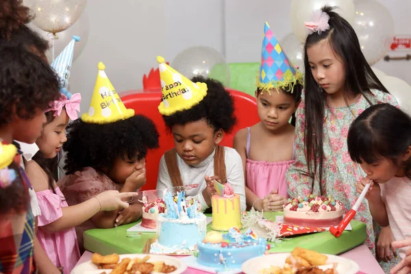 Днем Рождения Группа Восхищенных Детей Празднует День Рождения Вместе Счастливые — стоковое фото