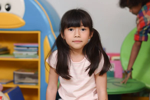 Retrato Menina Bonita Com Cabelo Preto Longo Brincando Playground Criança — Fotografia de Stock