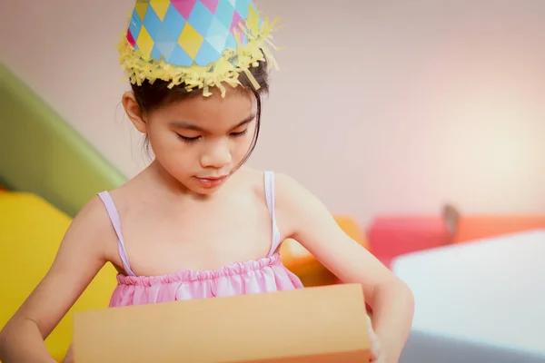 Retrato Hermosa Chica Con Pelo Largo Negro Usando Sombrero Cumpleaños —  Fotos de Stock