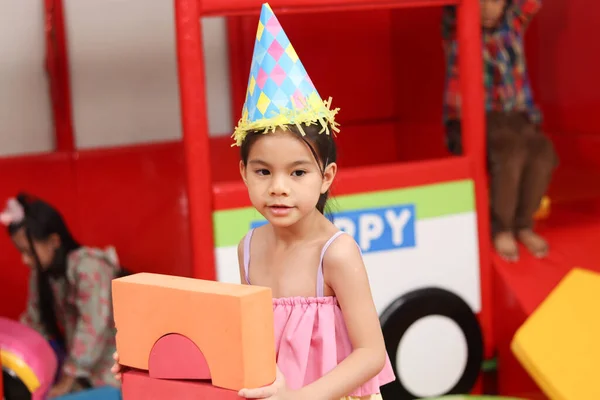 Retrato Menina Bonita Com Cabelo Preto Longo Usando Chapéu Aniversário — Fotografia de Stock