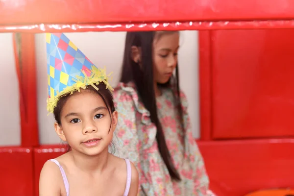 Retrato Menina Bonita Com Cabelo Preto Longo Usando Chapéu Aniversário — Fotografia de Stock