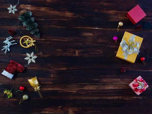 クリスマス休暇の組成 テキストのコピースペースと木製の背景に美しいクリスマスの装飾アイテムやギフトボックス クリスマス 新年のお祝いのコンセプト — ストック写真
