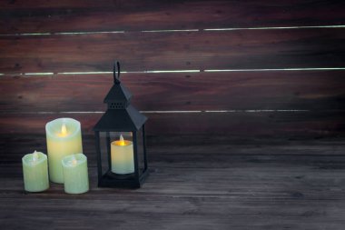 Noel kompozisyonu, ahşap zemin üzerinde güzel Noel süsleme mumu ve metin için fotokopi alanı. Noel, kış ve yeni yıl kutlama konsepti.