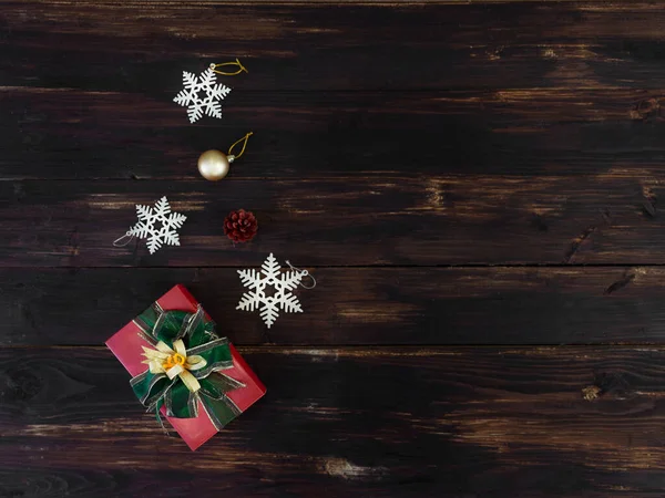 圣诞佳节作文 精美的圣诞装饰品和木制背景礼品盒 并附有文字复制空间 圣诞节 冬季和新年庆祝概念 — 图库照片