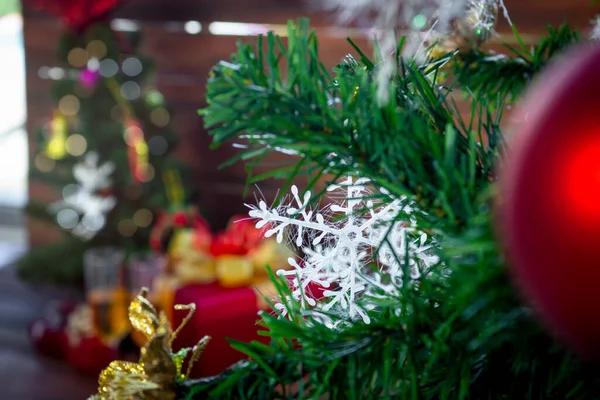 クリスマス休暇の組成 テキストのコピースペースと木製の背景に美しいクリスマスの装飾アイテムやギフトボックス クリスマス 新年のお祝いのコンセプト — ストック写真