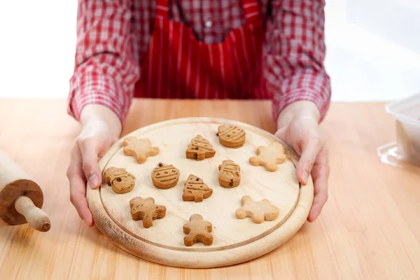 Piekarz Trzyma Tacę Świąteczne Ciasteczka Piernikowe Domowe Ciasteczka Pieczeniu Chleb — Zdjęcie stockowe