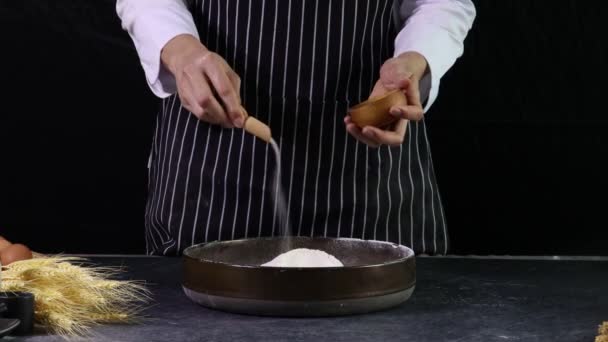 Piekarz Przygotowuje Ciasto Chlebowe Wlewa Mleko Mąki Przed Ugniataniem Ciasta — Wideo stockowe