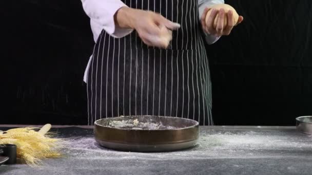 Padaria Homem Preparando Massa Pão Derramando Leite Farinha Antes Amassar — Vídeo de Stock