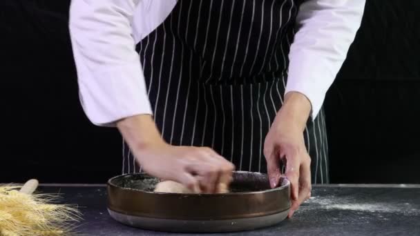 Padaria Homem Preparando Massa Pão Derramando Leite Farinha Antes Amassar — Vídeo de Stock