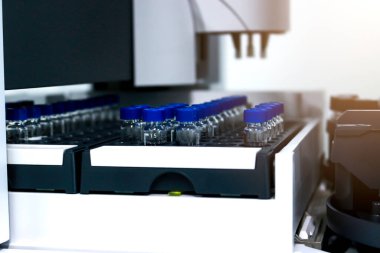 Enjeksiyon bölümünde (Gas Chromatography (GC) enstrümanının içinde şişe (küçük şişe), kimyasal analitik deney konsepti