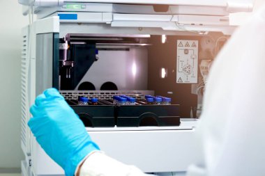 Yüksek Performans Sıvı Kromatografisi (HPLC) enstrümanı, kimya analitik deney konseptinin enjeksiyon bölümünde şişe (küçük şişe).