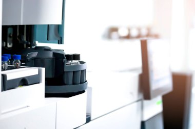 Enjeksiyon bölümünde (Gas Chromatography (GC) enstrümanının içinde şişe (küçük şişe), kimyasal analitik deney konsepti