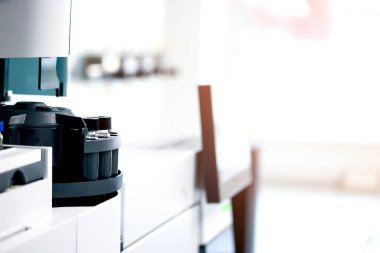 Enjeksiyon bölümünde (Gas Chromatography (GC) enstrümanının içinde şişe (küçük şişe), kimyasal analitik deney konsepti