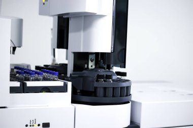 Enjeksiyon bölümünde (Gas Chromatography (GC) enstrümanının içinde şişe (küçük şişe), kimyasal analitik deney konsepti