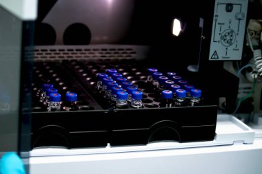 Yüksek Performans Sıvı Kromatografisi (HPLC) enstrümanı, kimya analitik deney konseptinin enjeksiyon bölümünde şişe (küçük şişe).