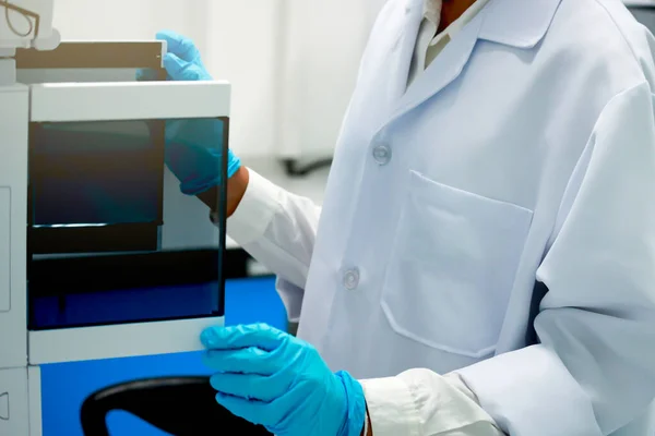Yüksek Performans Sıvı Kromatografisi Hplc Enstrümanı Ile Kimya Laboratuvarında Çalışan — Stok fotoğraf