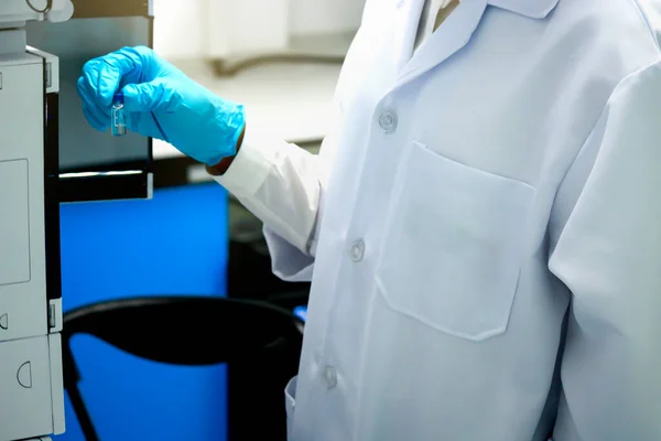 Investigador Científico Que Trabaja Laboratorio Química Con Instrumento Cromatografía Líquida — Foto de Stock