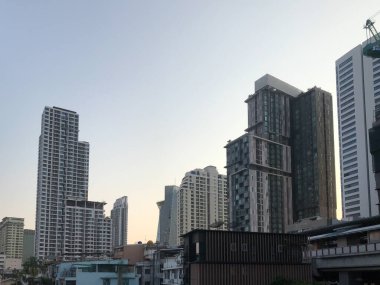 Şehir manzarası inşa eden gökdelenler, modern şehrin mimari binası, Bangkok, Tayland. 21 Mar 2020 'de. 