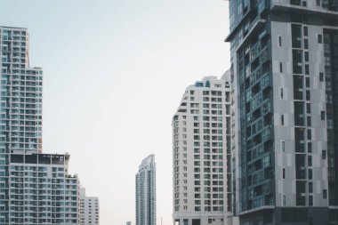 Şehir manzarası inşa eden gökdelenler, modern şehrin mimari binası, Bangkok, Tayland. 21 Mar 2020 'de.