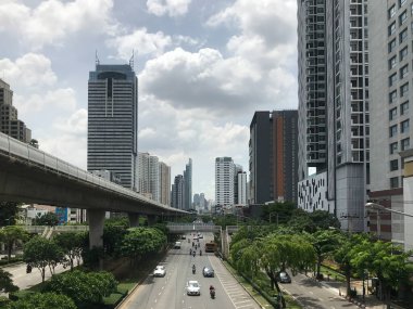 Şehir manzarası inşa eden gökdelenler, modern şehir Bangkok, Tayland 'ın mimari binası ve karayolu bulvarı. 6 Ağustos 2020 'de.