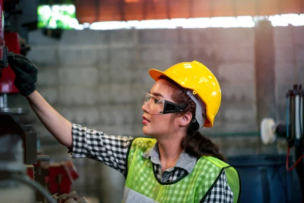 Insinyur Industri Pekerja Perempuan Mengenakan Helm Dan Kacamata Aman Beroperasi — Stok Foto