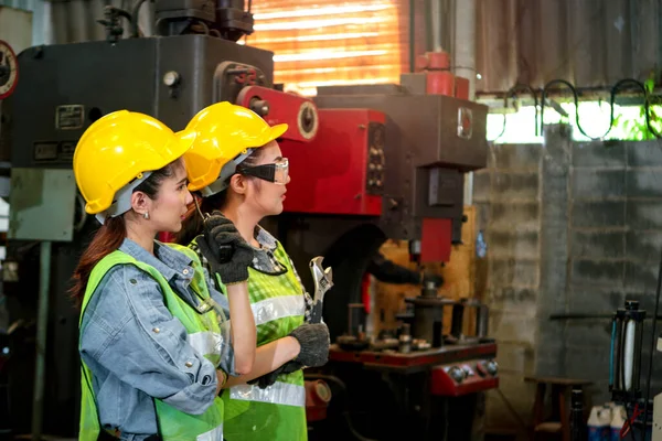 两名工业工程师女工拿着对讲机和扳手 在工厂视察工厂 年轻漂亮的女工在工厂工作 — 图库照片