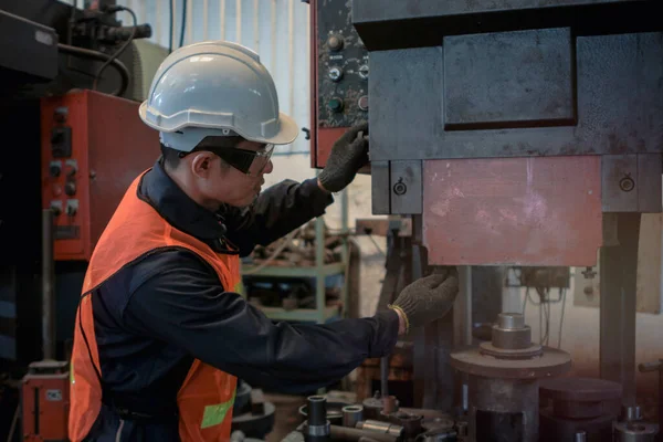 Trabalhador Engenheiro Industrial Usando Capacete Óculos Seguros Operando Com Máquinas — Fotografia de Stock