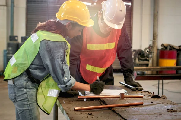 在制造厂工厂工作的戴头盔的工业工程师 讨论和规划人员 在工厂工作的男女青年 — 图库照片